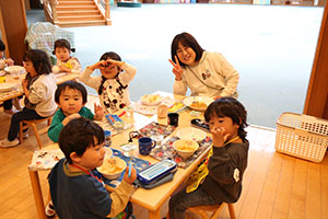 バルーン遊びとみんなでお給食　2歳児クラス