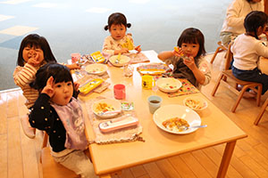 バルーン遊びとみんなでお給食　2歳児クラス