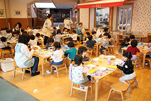 バルーン遊びとみんなでお給食　2歳児クラス