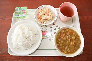 バルーン遊びとみんなでお給食　2歳児クラス