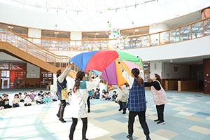 バルーン遊びとみんなでお給食　2歳児クラス