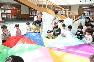 バルーン遊びとみんなでお給食　2歳児クラス