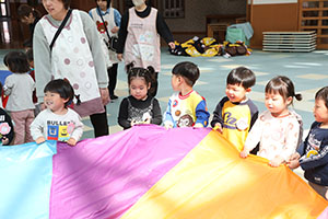 バルーン遊びとみんなでお給食　2歳児クラス